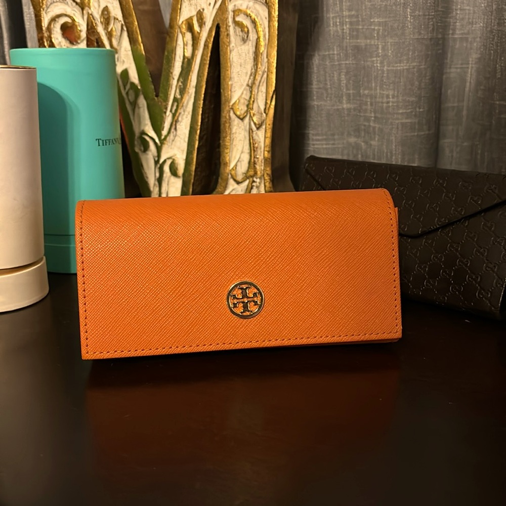New without tags, never worn Tory Burch sunglasses.
